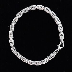 Unique 8.25" Silver Bracelet Y118